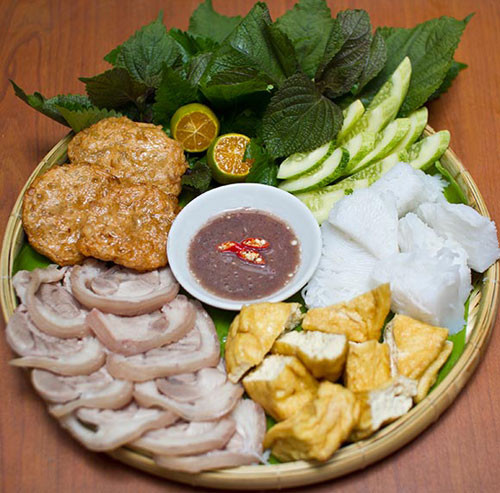 Để biết được bún có hàn the hay không, bạn cho một chút bột nghệ vào bún và để trong 30 phút. Nếu bún chuyển sang màu xám nghĩa là có hàn the vì chấ curcumin trong nghệ phản ứng với borac hàn the tạo thành màu xám.