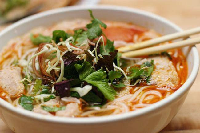 Nếu sợi bún có màu trắng đục như màu gạo thì bún không có chất tẩy trắng ngược lại nếu trắng phau thì chắc chắn là có.