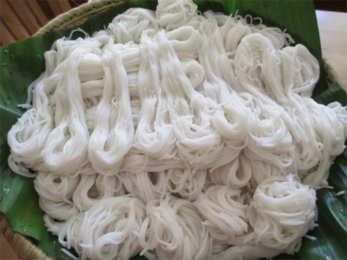 Bún là một trong những sợi gạo truyền thống thường xuyên được sử dụng trong gia đình cũng như là một trong những món đặc trưng của ẩm thực đường phố. Tuy nhiên, những vụ việc liên tiếp cho thấy bún chứa hàn the hoặc huỳnh quang khiến người e sợ khi thưởng thức những món ăn chế biến từ bún.