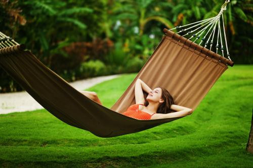 Nghỉ ngơi và thư giãn: Hãy bỏ tất cả âu lo, mệt mỏi, căng thẳng và công việc dang dở ở thành phố trước khi lên đường đi nghỉ cùng gia đình. Một kỳ nghỉ thư giãn thực sự sẽ giúp bạn tái tạo năng lượng khi trở lại công việc. Nó giúp làm giảm nguy cơ mắc các bệnh về huyết áp, tim mạch và thần kinh. Điều đó cũng khiến các thành viên còn lại cảm thấy thoải mái khi cả gia đình được vui chơi cùng nhau.
