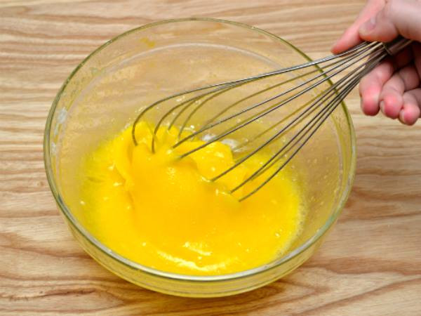 Bước 3: Cho gia vị vào trứng cùng với bột rau câu, đánh đều , dùng rây lọc bỏ cặn.
