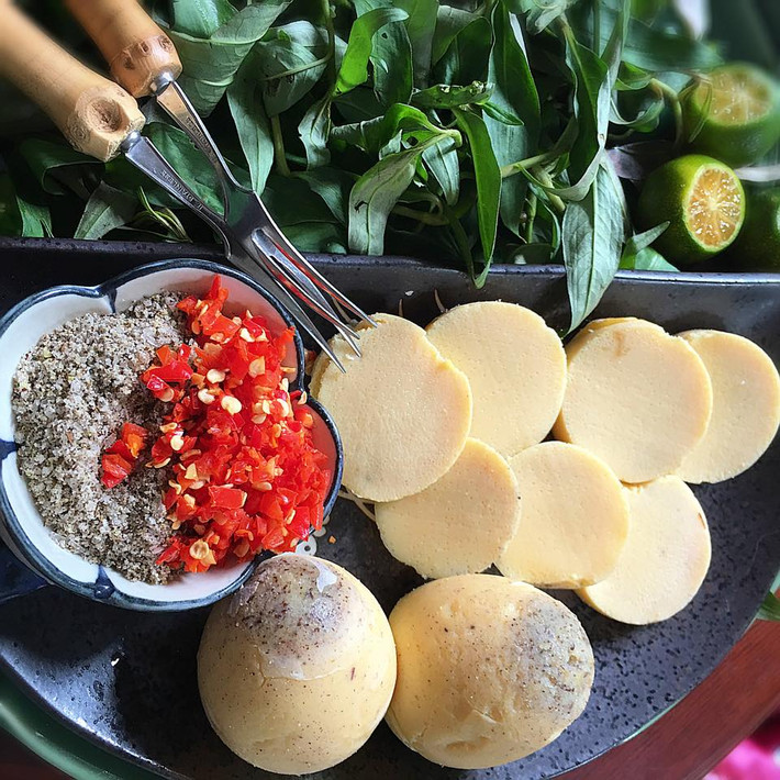 Bước 6: Tắt bếp, lấy trứng ra để nguội cho ruột trứng chắc lại. Trứng vừa hấp có vị xốp xốp, khi để nguội thì săn lại. Trứng là nướng hợp ăn kèm muối tiêu và rau răm tươi.