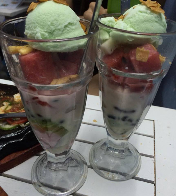 Chè mix mix Subin ở số 221 Trần Quốc Hoàn được nhiều sinh viên yêu thích vì giá cả phải chăng. Giá mỗi cốc chè kết hợp nhiều nguyên liệu như chè, hoa quả tươi và kem có giá 18 nghìn đồng.