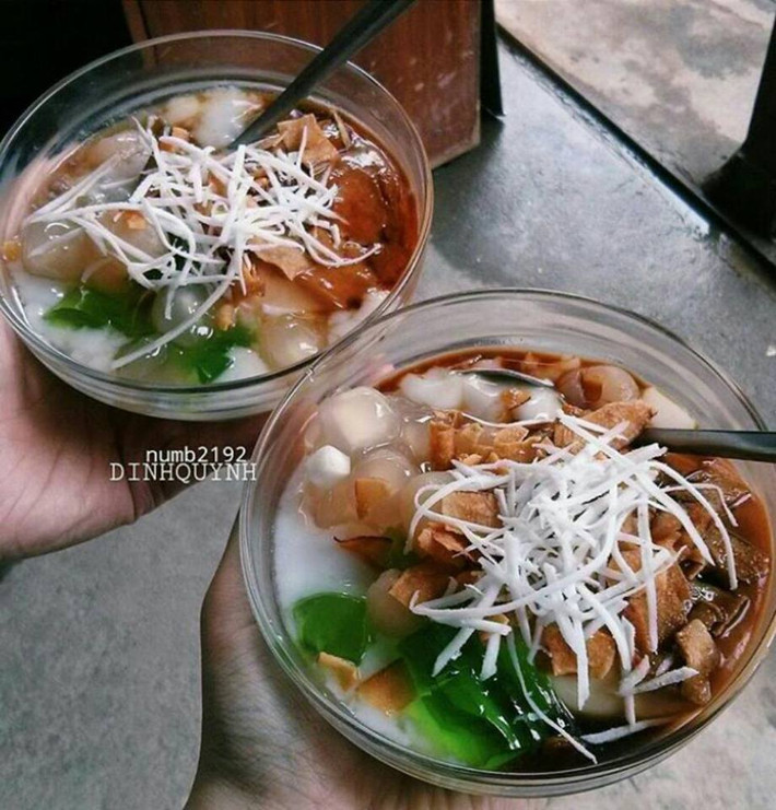 Quán Caramel Kim Oanh ở số 10 ngõ 377 Cầu Giấy nổi tiếng với món caramel thập cẩm. Mỗi phần caramel thập cẩm với đầy đủ các loại thạch, dừa tươi, dừa khô được bán với giá 15 nghìn đồng.