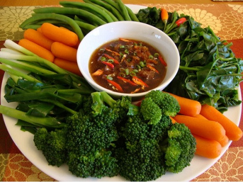 Sau khi cho rau vào nồi nước sôi khoảng 30 giây, bạn đảo rau, thêm vào vài giọt dầu ăn. Dầu ăn sẽ phủ một lớp mỏng bên ngoài giúp rau xanh và bóng hơn.