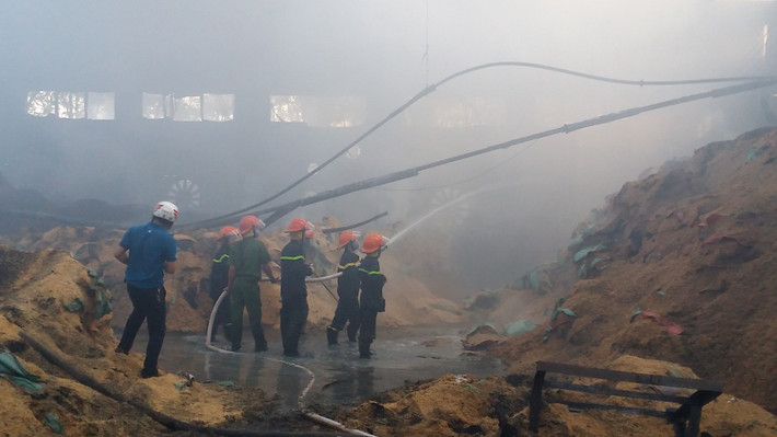 Sau hơn 1 giờ ngọn lửa cơ bản được khống chế.