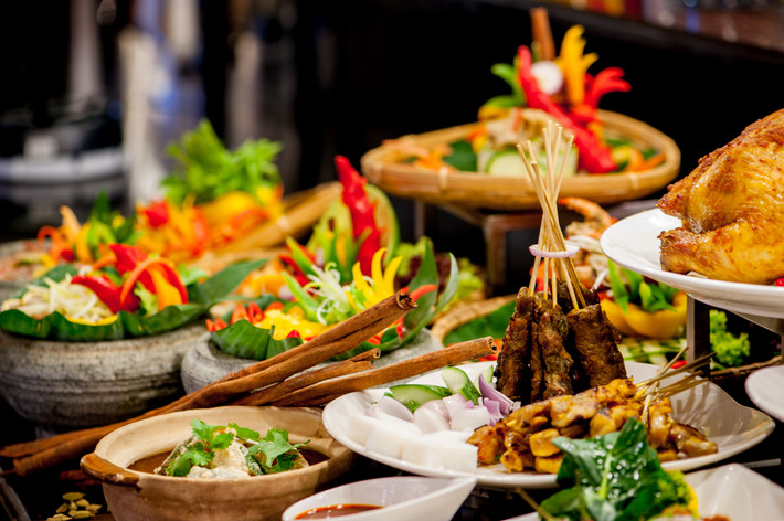Không dùng dịch vụ buffet: Những gói tour với từ “bao trọn gói” đồ ăn hay những bữa tiệc buffet sẽ khiến bạn ăn nhiều hơn nhu cầu thực sự của bản thân. Điều này thực sự nguy hiểm với thân hình của bạn. Nó sẽ khiến công sức đổ mồ hôi ở phòng tập và “bóp mồm bóp miệng” hàng tháng trời để mặc bikini cho đẹp tiêu tan thành mây khói.