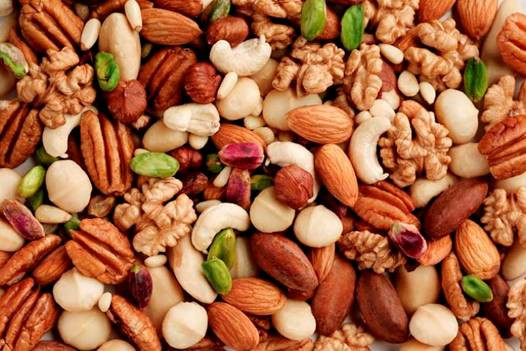 Chuẩn bị thêm đồ ăn vặt: Bạn có thể mang một số đồ ăn vặt hỗ trợ giảm cân thay vì bim bim hay bánh kẹo có sẵn ở khách sạn. Điều này không chỉ giúp bạn tiết kiệm đáng kể chi phí nếu dùng đồ ở mini bar mà còn phòng ngừa nguy cơ ăn uống vô độ những thực phẩm khiến bạn tăng cân. Mọi khách sạn đều có tủ lạnh, hãy mua thêm đồ và dự trữ vào đó để dùng khi cần.