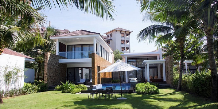 Thuê khách sạn dạng nhà nghỉ gia đình: Nếu đi nghỉ cùng người yêu hay gia đình, bạn có thể thuê nhà nghỉ trọn gói. Ở đó, bạn có thể tự do nấu nướng như ở nhà. Bằng cách này, bạn không chỉ được thưởng thức thực phẩm theo mùa nhiều dinh dưỡng của địa phương mà còn phòng trừ nguy cơ ăn phải thực phẩm bẩn khi chế biến sẵn.