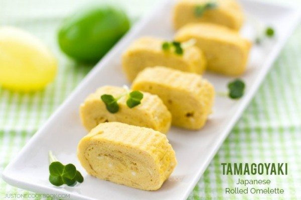 Những món ăn sắc màu: Khay thức ăn với nhiều món sắc màu như tamagoyaki (trứng cuộn), rau củ quả xào thường được người Nhật Bản chuẩn bị một cách khéo léo cho buổi dã ngoại cùng gia đình mỗi khi đi ngắm hoa anh đào.