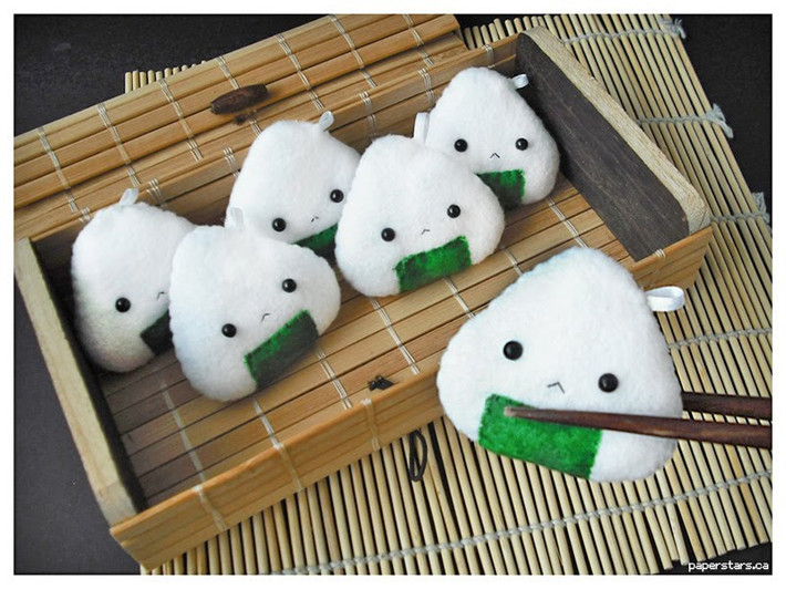 Onigiri - Cơm nắm: Người Nhật thường chuẩn bị onigiri cho những dịp dã ngoại như lễ hội hoa anh đào. Onigiri thường có hình tam giác hoặc bầu dục và được phủ tảo biển (nori). Theo truyền thống, onigiri có chứa umeboshi (mơ muối), shake (cá hồi muối), katsuobushi hay các thành phần được muối hay chua khác.