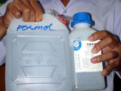 Formol là chất cấm không được sử dụng trong chế biến thực phẩm dù với bất cứ liều lượng nào. Ở Mỹ, đến năm 1986, FDA mới cho phép dùng formol làm chất liệu diệt khuẩn trong chế biến thức ăn gia súc.