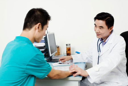 Các chuyên gia y tế khuyên bệnh nhân ung thư ác tính nên tham khảo ý kiến bác sĩ trước khi dùng thuốc.