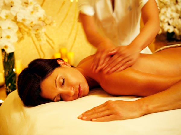 Thư giãn: Thư giãn là việc cần làm để tái tạo năng lượng cho cơ thể, giúp bạn có sức khỏe tốt. Bạn có thể làm những việc như đi spa, đọc sách, ngâm mình trong bồn tắm hoặc đốt tinh dầu... miễn là cảm thấy thư giãn, thoải mái.