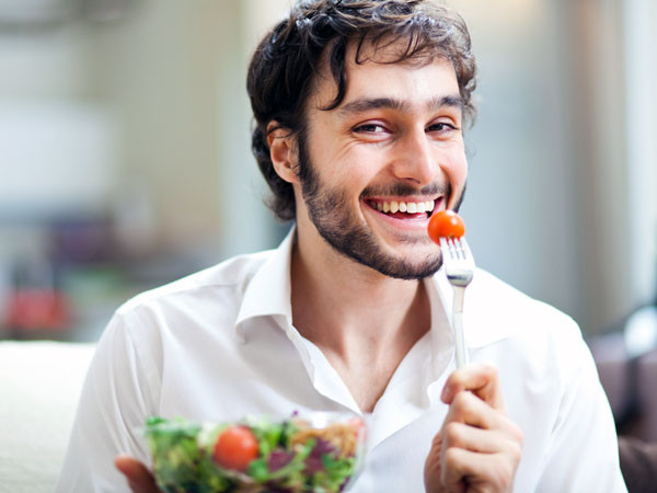 Chế độ ăn uống lành mạnh: Để duy trì một sức khỏe tốt, hãy chú ý đến chế độ ăn uống lành mạnh bằng cách ăn nhiều rau xanh, hoa quả, uống nhiều nước, sữa không đường... Chế độ ăn này không chỉ giúp bạn giảm cân, có cơ thể săn chắc mà còn ngăn ngừa nhiều bệnh tật.