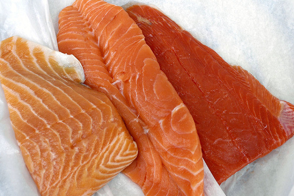 Cá hồi có hàm lượng cao axit béo omega-3 rất tốt cho da, tóc, tim mạch và não bộ. Bạn có thể tham khảo những cách chế biến cá hồi dưới đây để bổ sung vào thực đơn cho cả nhà.