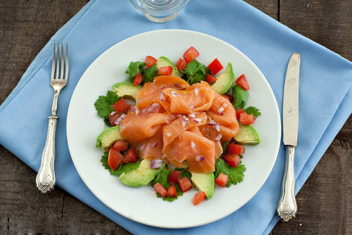 Salad cá hồi: Món này cực kỳ dễ thực hiện và giữ nguyên được hàm lượng dinh dưỡng của cá hồi. Để làm món này bạn cần chuẩn bị 30ml nước cốt chanh, 60ml dầu ô liu, 450g cá hồi hun khói, 2 quả bơ thái lát mỏng, 2 quả cà chua, một ít hành tây và rau mùi. Chỉ cần thái miếng và trộn tất cả các loại nguyên liệu kể trên là bạn đã hoàn thành món salad cá hồi.