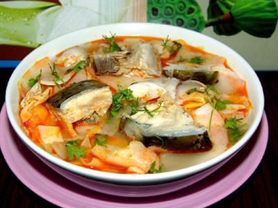 Canh đầu cá hồi nấu măng chua: Cách nấu đầu cá hồi tương tự như các loại cá khác vốn quen thuộc với người Việt Nam như cá diêu hồng, cá trắm… Ngoài măng chua, bạn cũng có thể nấu đầu cá hồi với dọc mùng, dứa như cách nấu canh chua của người miền Nam.