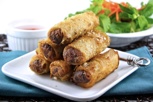 Nem cá hồi: Ngoài cá hồi, những nguyên liệu còn lại của món này gần tương tự với nem rán truyền thống của người miền Bắc. Nem cá hồi ăn ngon nhất khi vừa mới rán, còn nóng hổi. Bạn có thể ăn kèm với rau sống và nước mắm chua ngọt.