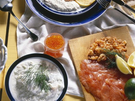 Bắc Âu: Bánh mì lúa mạch đen, dầu cá, các loại trái cây, sữa lên men và pho mát là những những món quen thuộc của người dân các nước Bắc Âu gồm Thụy Điển, Đan Mạch, Na Uy, Phần Lan và Iceland. Một nghiên cứu chỉ rằng, chế độ ăn này có tác động tích cực đối với các bệnh mãn tính và giảm nguy cơ ung thư đại tràng.