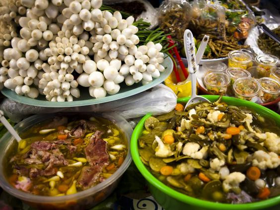 Vùng Địa Trung Hải: Chế độ ăn uống nhiều trái cây, rau củ, ngũ cốc nguyên hạt, các loại hạt, rượu vang đỏ, cá, sữa và dầu ô liu của vùng Địa Trung Hải được cho là lành mạnh nhất thế giới. Nhiều nghiên cứu cho thấy tác động tích cực của chế độ ăn này đến sức khỏe, giúp giảm nhiều bệnh mạn tính như bệnh tim, đột quỵ, tiểu đường týp 2 và sa sút trí tuệ. Chế độ này giúp bảo vệ tim mạch và tăng cường tuổi thọ.
