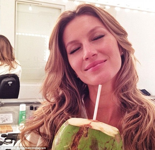 Gisele Bündchen rất thích ăn chay. Cô ưu tiên các thực phẩm có nguồn gốc từ thực vật trong chế độ ăn uống hàng ngày.
