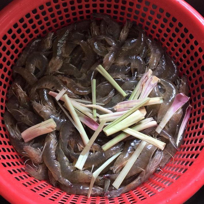 Để làm ruốc tôm, cần chuẩn bị tôm sú tươi cỡ vừa, vài cây sả tươi và dầu gấc.