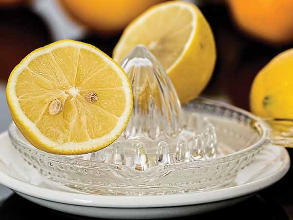 Nước chanh: Ưu điểm của nước chanh là làm mờ vết thâm trên môi. Hãy thoa nước chanh lên môi trong 20 phút và rửa sạch để loại bỏ các vết thâm để đôi môi thêm rạng rỡ.