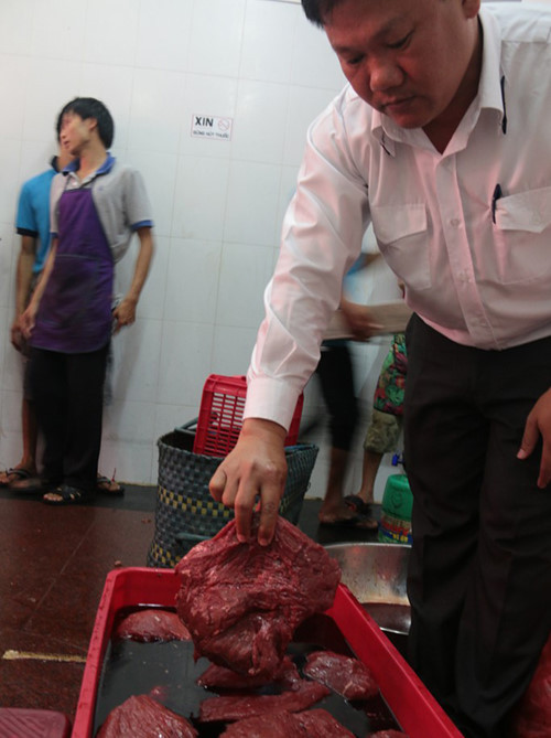 Metabisulfite thường được dùng trong việc tẩy uế, chống oxy hóa và chất bảo quản, được cho phép dùng trong xử lý, chế biến các lọai nước uống hoặc bia rượu với liều lượng nhất định.