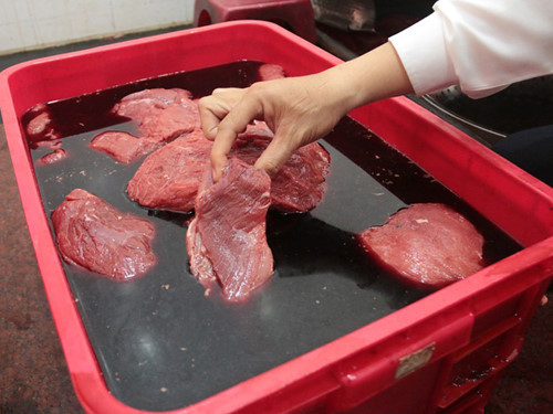 Thịt lợn ngâm hóa chất thành thịt bò: Chi cục Thú y TP.HCM mới đây phát hiện ra một cơ sở nhập heo nái từ Đồng Nai về sơ chế rồi ngâm vào huyết bò hòa lẫn với hóa chất để biến thành thịt bò đem đi bỏ ra thịt trường với giá 130 – 150.00/kg. Phát hiện này khiến nhiều người lo sợ đã mua phải thịt bò rởm và thực phẩm bẩn với giá cao mà không hề hay biết.