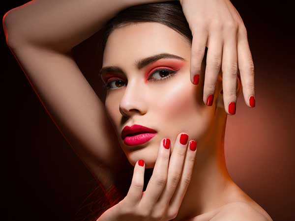 Mặt nạ quả bơ: Mặt nạ bơ cũng có tác dụng làm căng da chẳng kém botox. Hãy trộn đều nửa quả bơ chín với vài thìa dầu ô liu để đắp lên mặt và mát xa nhẹ nhàng. Đắp mặt nạ này trong 30 phút và rửa sạch.