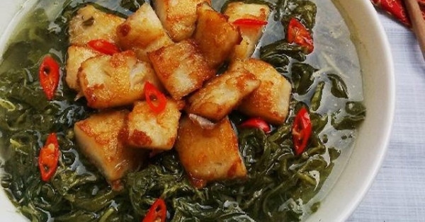 Dưa sắn nấu cá là một trong những món đặc sản nổi tiếng nhất của đất Tổ Phú Thọ. Vị ngon đặc biệt của món ăn này nằm ở dưa muối được chế biến từ lá sắn quyện với vị ngọt của cá.
