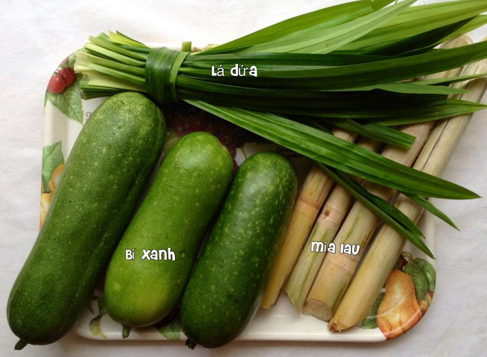 Nguyên liệu để làm nước sâm bí đao bao gồm: 1,5kg bí đao già, 4 khúc mía lau, 10 chiếc lá dứa, 4 lít nước lạnh, 20g thục địa, 1 quả la hán.