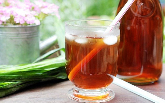 Nước sâm bí đao thành phẩm đạt yêu cầu là có màu nâu đỏ, vị ngọt thanh, thơm mùi lá dứa, mía lau, la hán quả. Vì mía lau có vị ngọt đậm rồi nên bạn không cần cho thêm đường. Bạn có thể bỏ tủ lạnh hoặc cho thêm đá để uống cho mát.