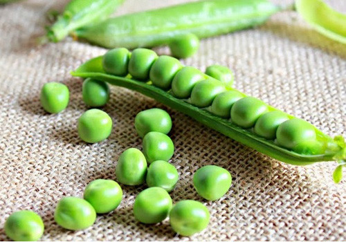 Tăng cường Calcium D cho cơ thể thông qua các loại đậu (đậu xanh, đậu lăng) và trái cây (đào, mận, anh đào) để ức chế hoạt động của các enzyme làm giảm tác động của estrogen lên mô vú.