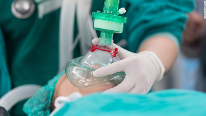 Bệnh nhân thức dậy trong khi phẫu thuật: Việc không gây mê đủ có thể gây ra tình trạng bộ não của bệnh nhân có thể tỉnh lại và nhận thức trong khi phẫu thuật trong khi các bộ phận trên cơ thể đều đông cứng. Trường hợp này chỉ xảy ra với tỷ lệ 1/1.000 bệnh nhân.
