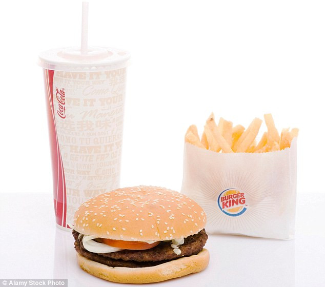 Một phần ăn Burger King bao gồm một bánh hamburger, một phần khoai tây chiên và một cốc CocaCola có khoảng 1.400 calo. Để tiêu hao hết lượng calo này, bạn phải mất 6 giờ 36 phút tập yoga, 5 giờ 12 phút đi bộ, 2 giờ 28 phút dùng máy cardio…