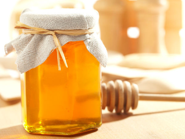 Mật ong: Mật ong không chỉ điều trị mụn mà còn giúp bạn gái thoát khỏi những chiếc lông tơ trên mặt. Bạn lưu ý không nên dùng sữa rửa mặt để làm sạch da sau khi đắp mặt với mật ong.