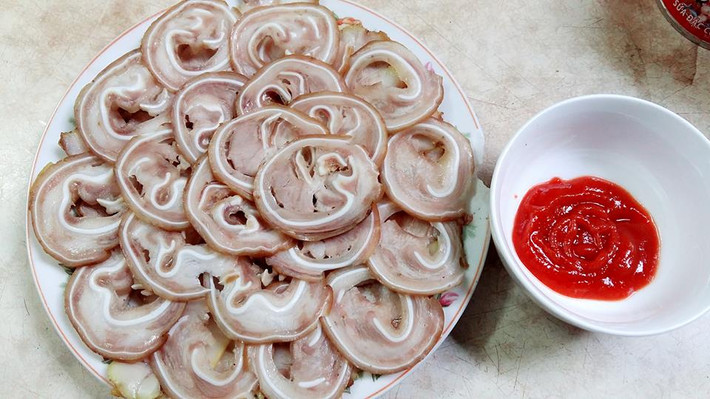 Tai lợn cuộn: Những miếng tai lợn giòn giòn với những hương vị chua cay mặn ngọt là món đổi vị mới lạ cho ngày hè. Đây cũng là món mặn ngon, rất tốn bia được cánh mày râu yêu thích.