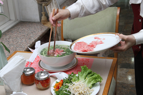 Nhà hàng phở trong khuôn viên Khách sạn Vườn Thủ đô (48A Láng Hạ, Hà Nội) có phở bò chuyên dành cho đại gia với giá cao nhất lên tới 750.000 đồng/bát.
