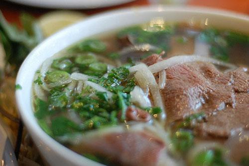 Món phở đắt nhất ở đây được bán với giá 750.000 đồng/bát được làm từ thịt bò Kobe cao cấp của Nhật Bản. Ngoài ra, thực đơn ở đây còn có loại phở bò Nhật, Mỹ, Úc với giá 500.000 đồng/bát, 220.000 đồng/bát, 120.000 đồng/bát, 80.000 đồng/bát...