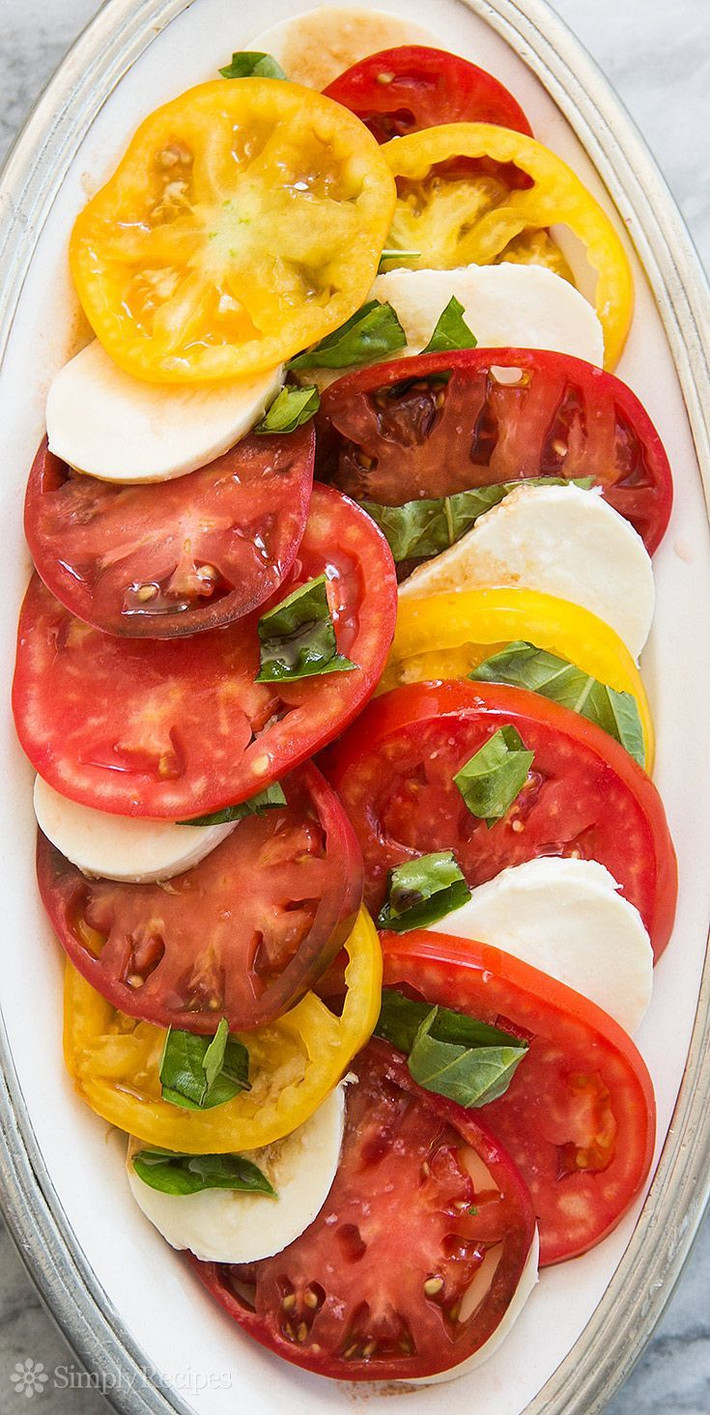Chỉ cần sắp xếp so le cà chua đỏ, cà chua vàng và củ đậu là bạn đã một đĩa salad cực kỳ rực rỡ.