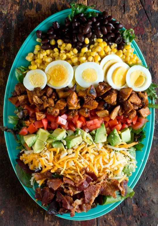 Chỉ cần trình bày salad với lần lượt các nguyên liệu với màu sắc khác nhau như trứng luộc, cà rốt, quả bơ, cà chua... rồi đổ dầu giấm lên trên là bạn đã có món salad rực rỡ đón Xuân.