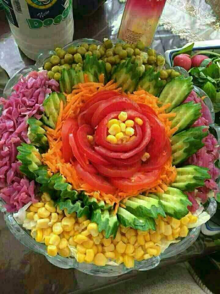 Một đĩa salad được trình bày như bông hoa với các cánh có màu khác nhau.