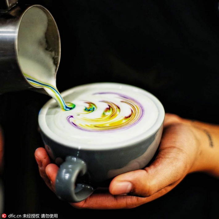 Đây là kỹ thuật mới lạ trong nghệ thuật pha chế cà phê latte.