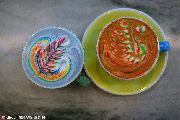 Một mẫu trang trí hoa nhiều màu và một mẫu tạo hình thiên nga trên ly cà phê latte.