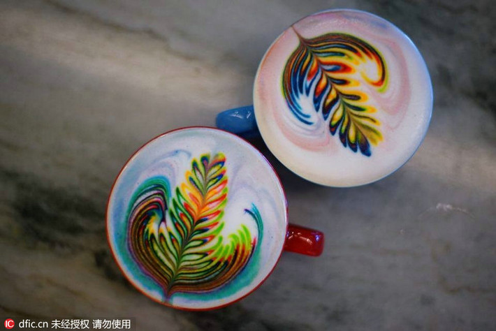Những sắc màu rực rỡ khiến ly cà phê latte thêm sinh động, hấp dẫn.