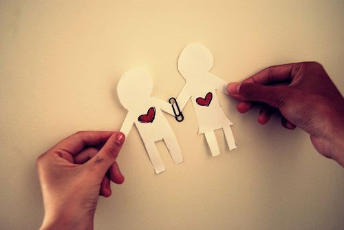 Không đặt tình dục lên hàng đầu: Nếu bạn chưa sẵn sàng, chàng sẽ tôn trọng điều đó và không đòi hỏi một cách vô lý thì chàng đang thực sự quan tâm và tôn trọng cảm xúc của bạn. Chàng có thể sẽ đưa bạn đi du lịch hoặc chuẩn bị một bữa tối dưới ánh nến để tạo ra không gian lãng mạn cho cả hai.
