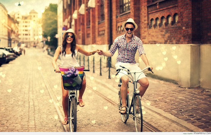 Chia sẻ những bí mật: Việc chàng không ngần ngại chia sẻ những bí mật và tâm sự thầm kín cho thấy chàng tin tưởng bạn tuyệt đối. Điều đó cũng cho thấy chàng đang yêu bạn điên cuồng.