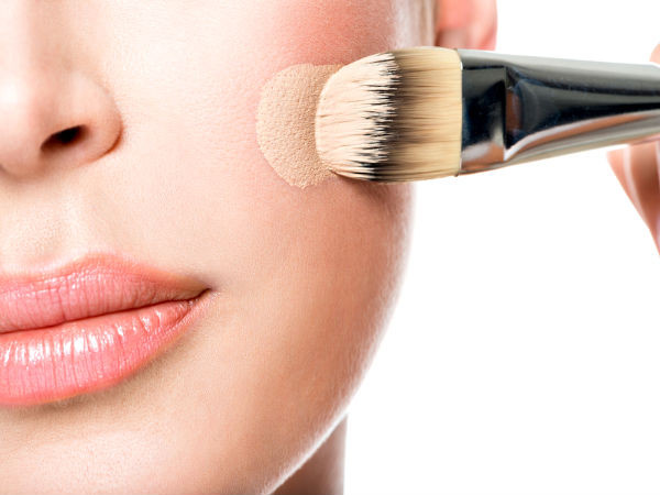 Bôi kem dưỡng ẩm trước khi dùng kem nền: Trước khi dùng kem nền hãy thoa đều kem dưỡng ẩm lên mặt để bảo vệ da khỏi những tác động không tốt của kem nền.